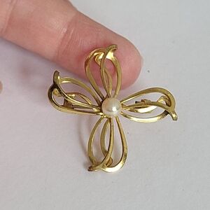 Vintage Feminine Gold Tone Bow Cross Faux Pearl Openwork Center Brooch Pin